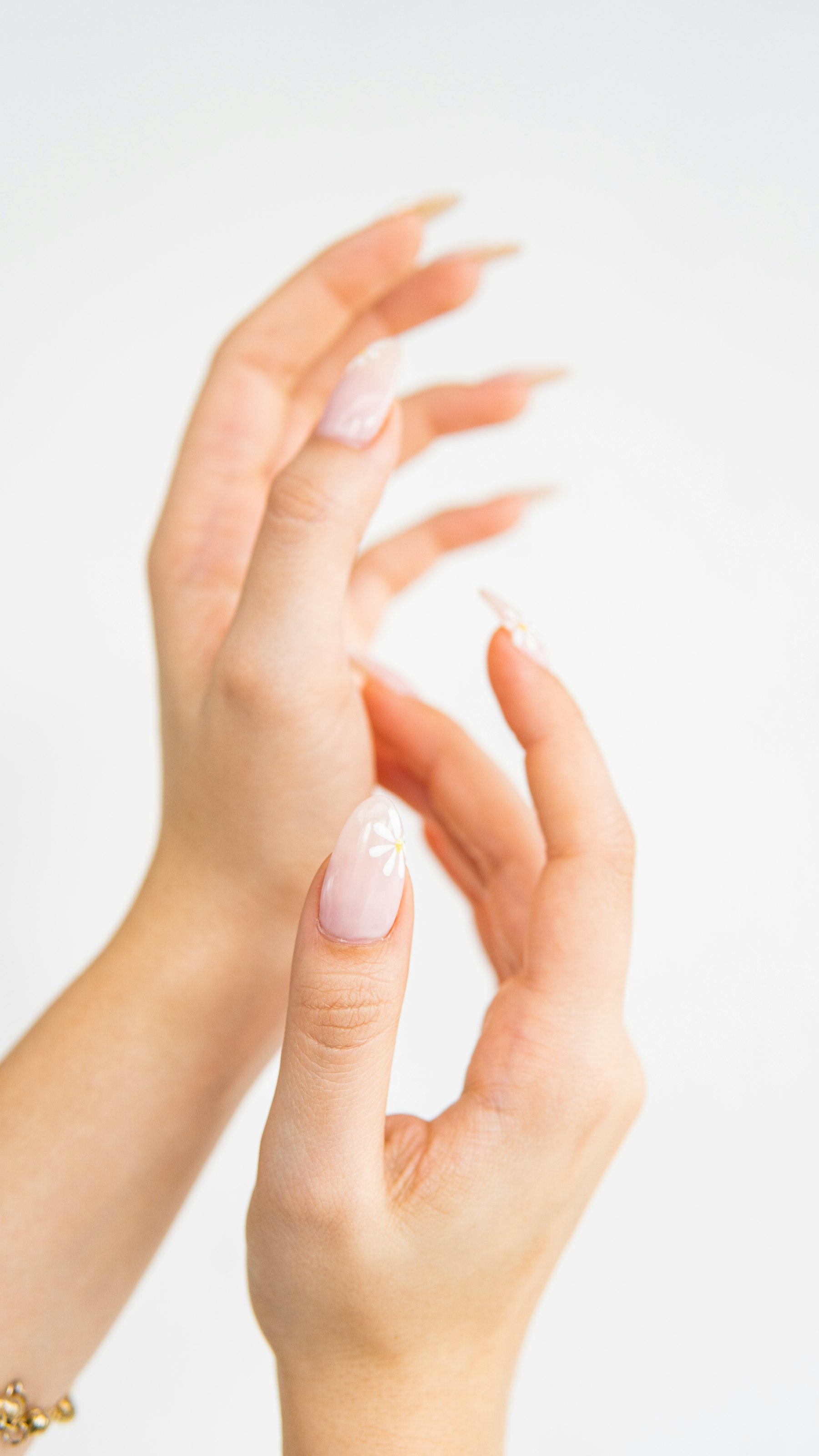 Manucure soignée dans l'institut de beauté