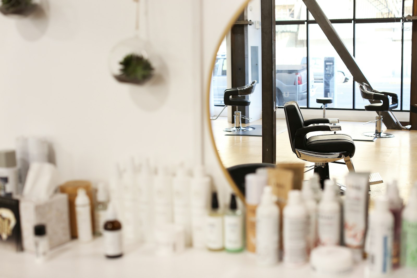 Miroir doré et espace coiffure du salon Ambre & Co